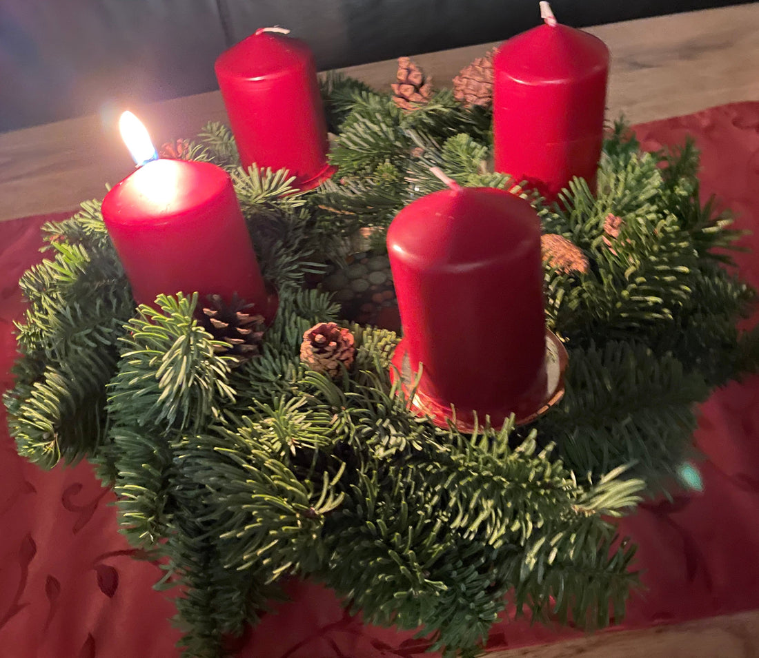 Adventskranz mit roten Kerzen